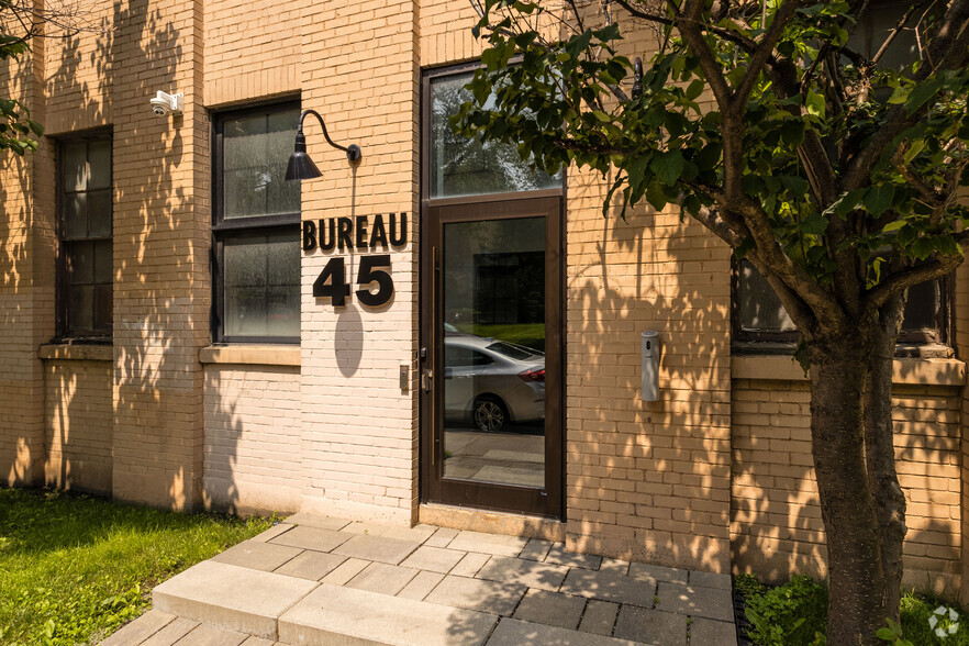 45 Ch Bates, Outremont, QC for rent - Building Photo - Image 1 of 12