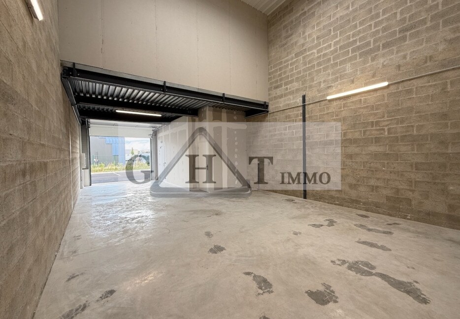 Industrial in Saint-Pierre-du-Perray to rent Interior Photo- Image 1 of 5