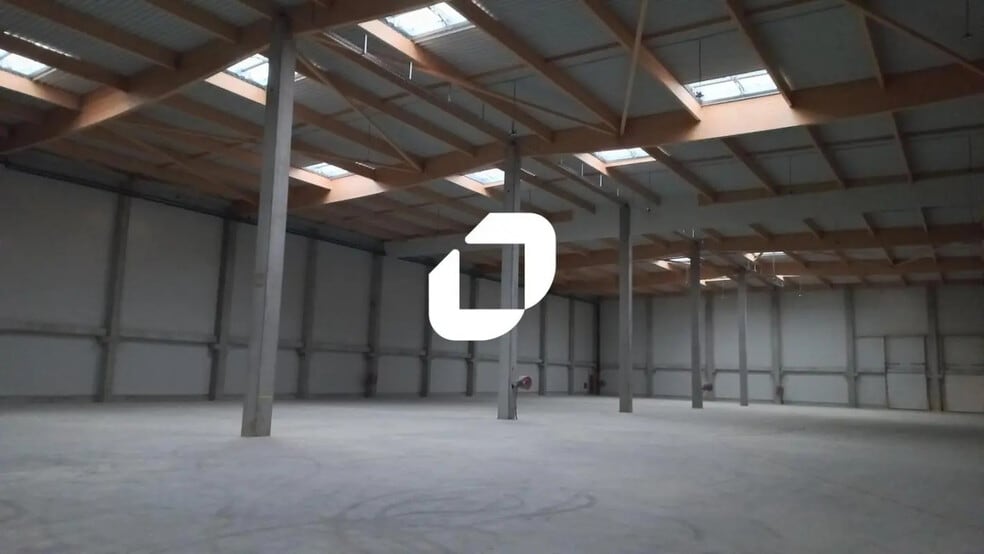 Industrial in Puiseux-en-France to rent - Interior Photo - Image 2 of 17