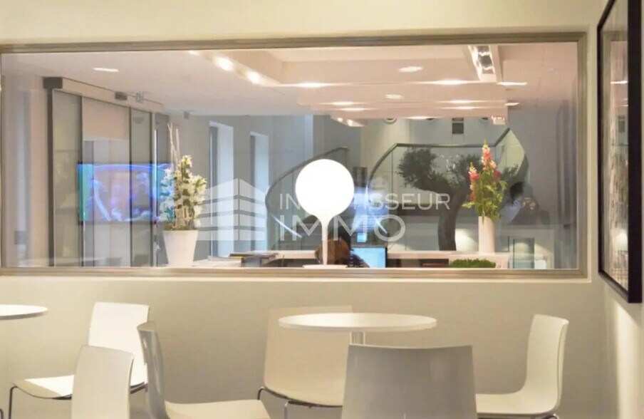 Office in Courbevoie to rent - Building Photo - Image 2 of 6