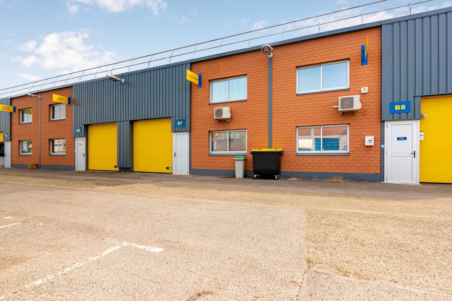 Light Industrial in Saint-Ouen-l'Aumône to rent Primary Photo- Image 1 of 6