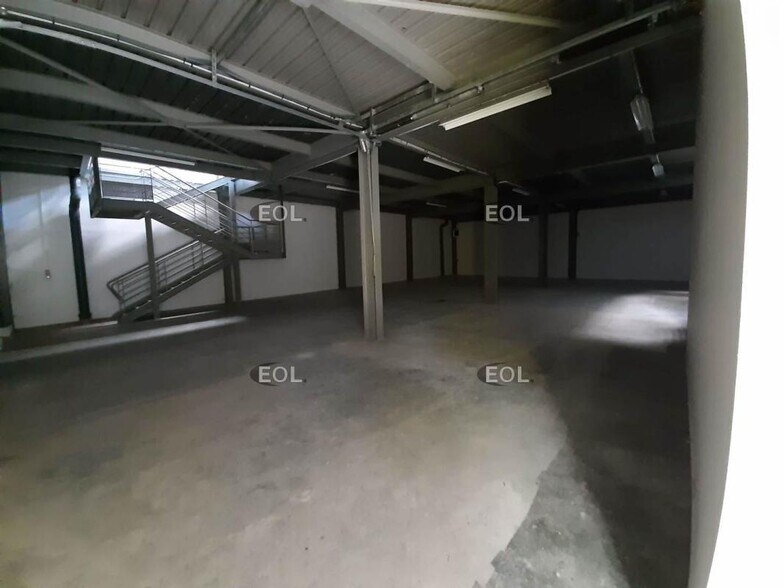 Light Industrial in Morangis to rent - Interior Photo - Image 3 of 7