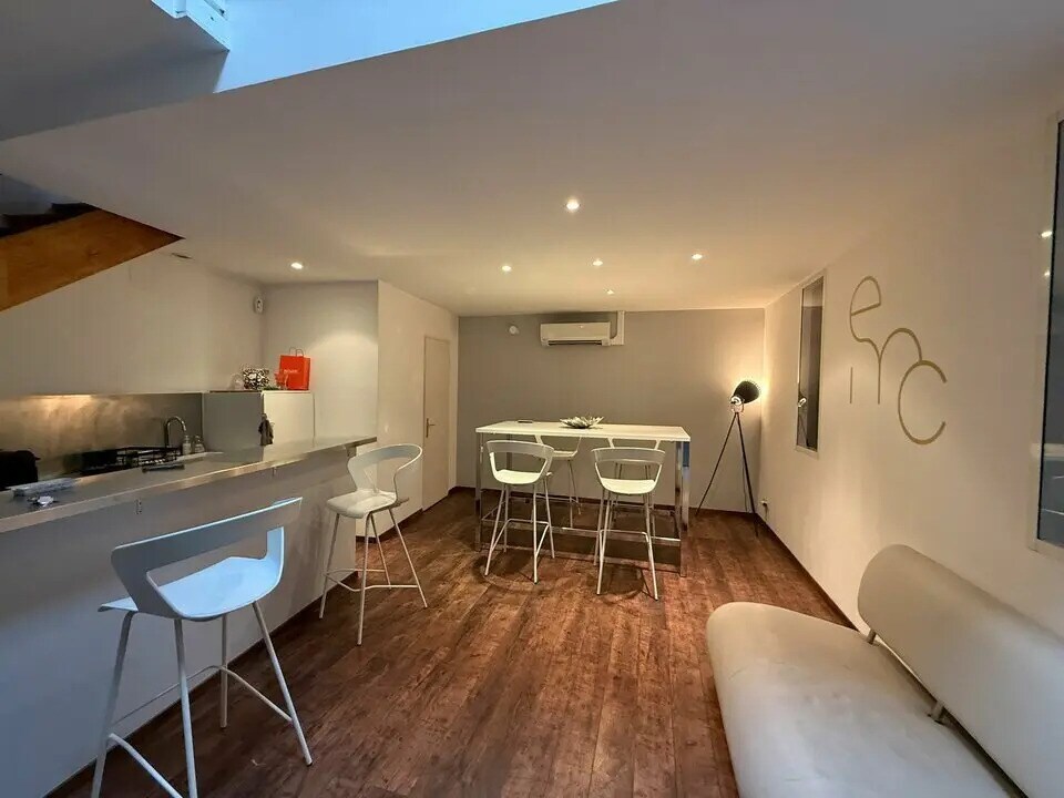 Office in Lyon for sale Interior Photo- Image 1 of 8