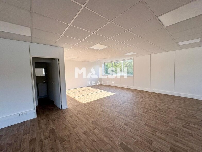 Office in Saint-Genis-Laval to rent - Interior Photo - Image 2 of 8