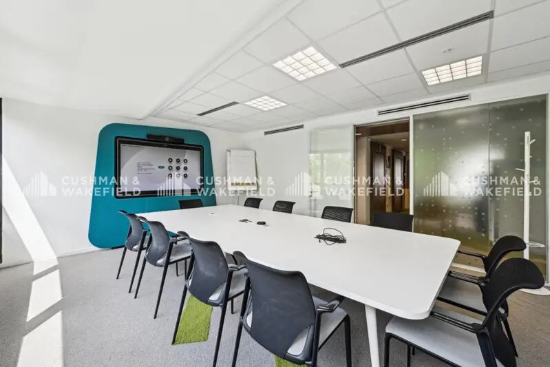 9-15 Rue Rouget De Lisle, Issy-les-Moulineaux to rent - Building Photo - Image 2 of 23