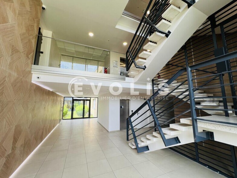 Office in Champs Sur Marne to rent - Lobby - Image 3 of 12