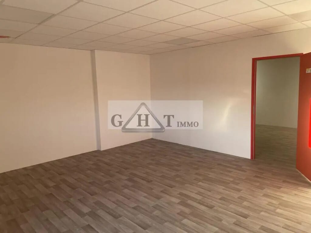 Location Bureaux 112 m² - Photo 1