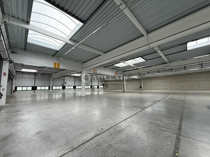 Light Industrial in Ferrières-en-Brie to rent Interior Photo- Image 1 of 12