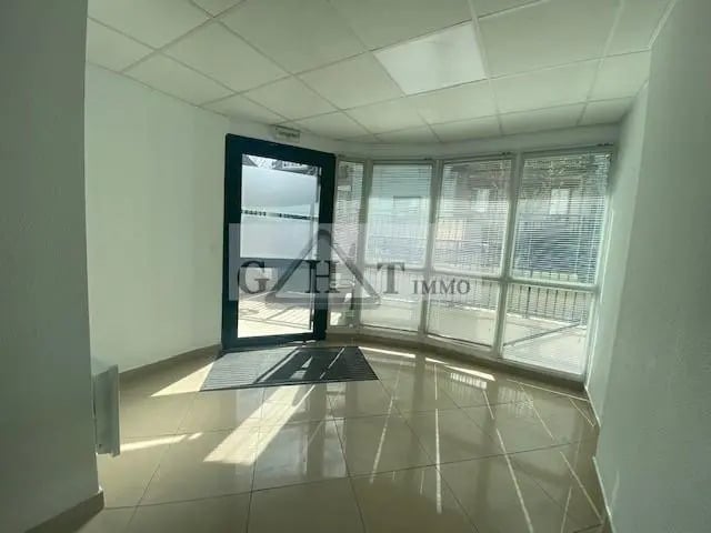 Location Commerce 63 m² - Photo 1