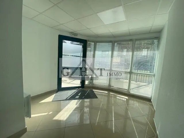 Retail in Alfortville to rent Lobby- Image 1 of 5