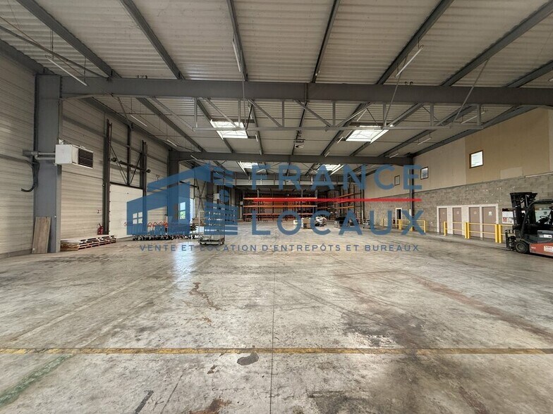 Industrial in Stains to rent - Building Photo - Image 2 of 12