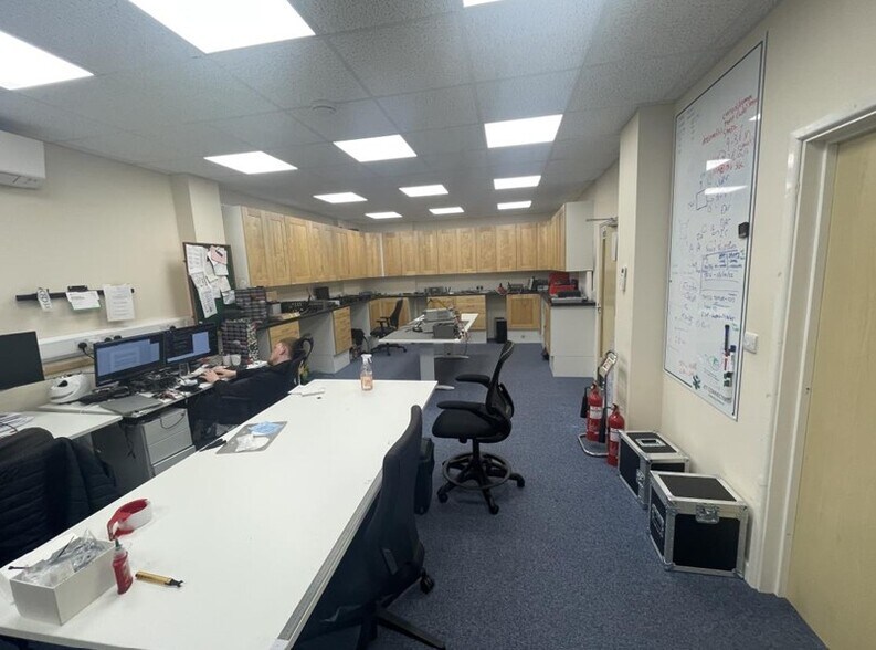 Hercules Way, Farnborough to rent - Interior Photo - Image 3 of 4