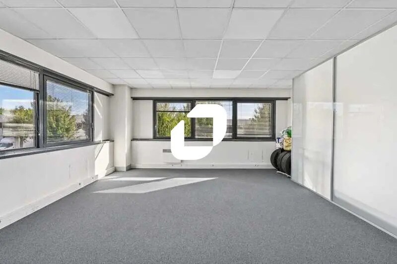 Office in Roissy-en-France to rent Interior Photo- Image 1 of 13