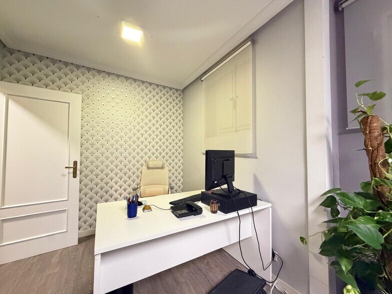 Office in Madrid, Madrid to rent - Interior Photo - Image 2 of 10
