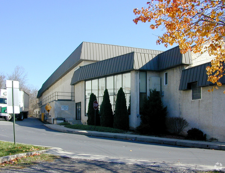 Parkmount Rd, Aston, PA for rent - Building Photo - Image 1 of 4