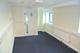 Dalmeyer Rd, London to rent Interior Photo- Image 2 of 11