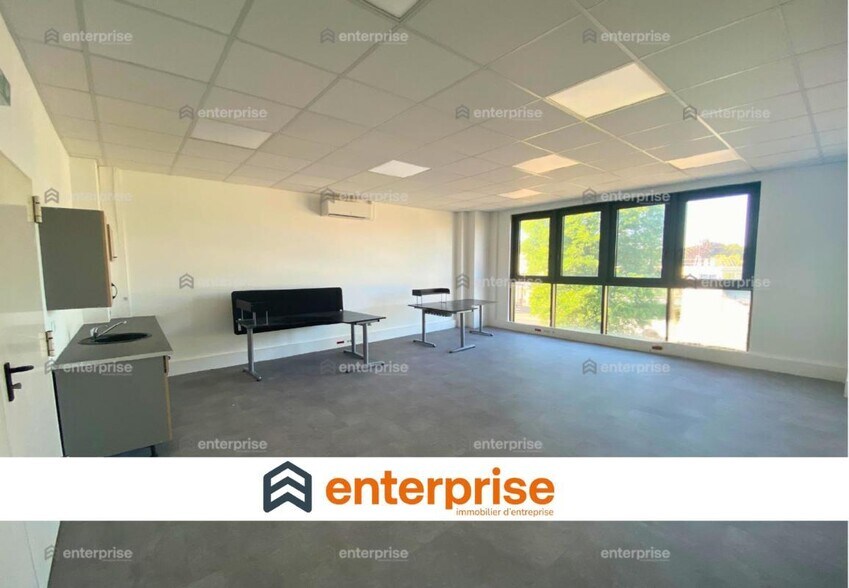 Office in Le Plessis Belleville to rent - Interior Photo - Image 1 of 4