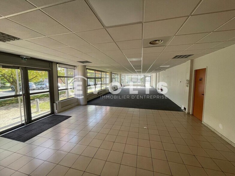 Light Industrial in Combs-la-Ville to rent - Interior Photo - Image 3 of 3
