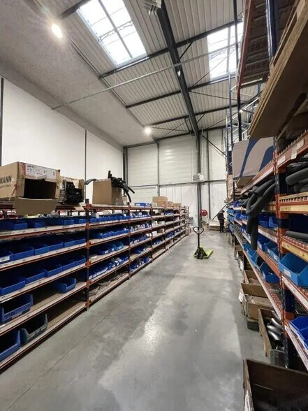 Industrial in Villeneuve-la-Garenne to rent - Interior Photo - Image 2 of 14