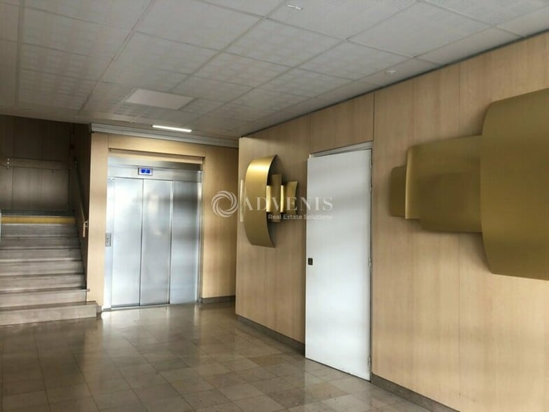 6 Avenue Charles De Gaulle, Le Chesnay-Rocquencourt to rent - Lobby - Image 2 of 4