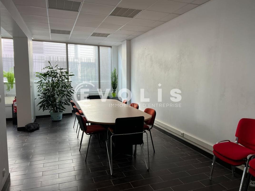 Office in Paris for sale Building Photo- Image 1 of 14