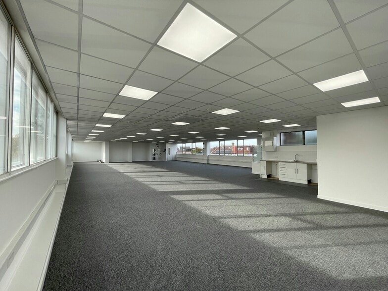 London Rd, Morden to rent - Building Photo - Image 2 of 2