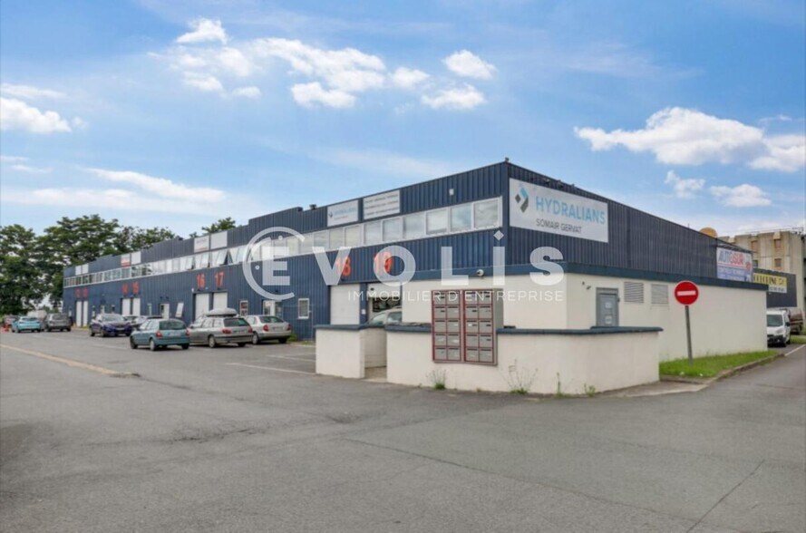 4 Route De Longjumeau, Chilly-Mazarin to rent - Building Photo - Image 1 of 13