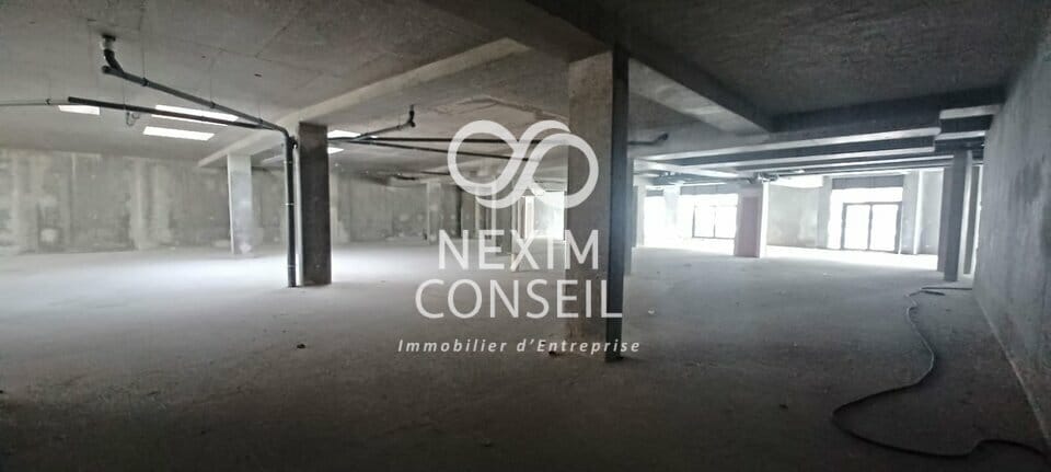 Retail in Bezons to rent - Interior Photo - Image 2 of 3