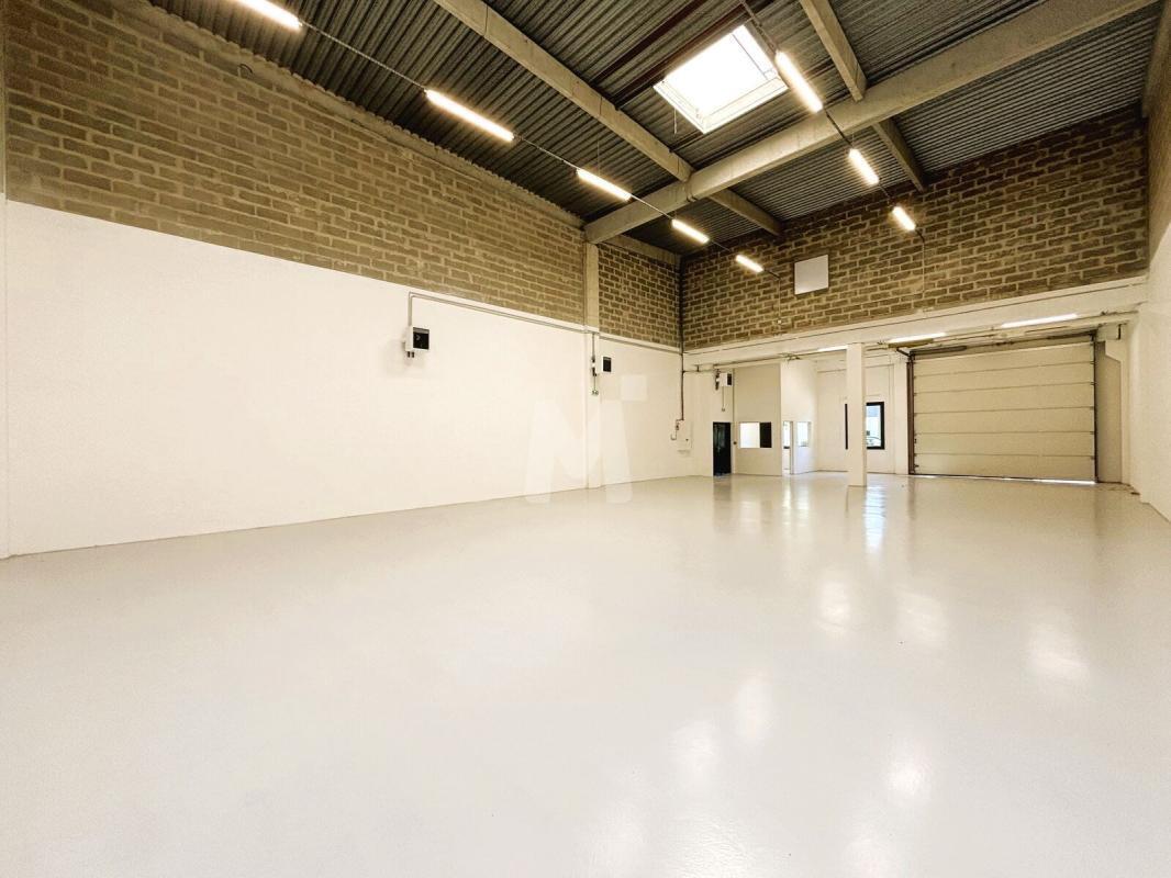 Light Industrial in Villebon-sur-Yvette to rent Interior Photo- Image 1 of 13