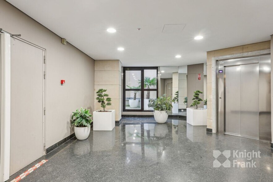 6 Boulevard Bineau, Levallois-Perret to rent - Lobby - Image 2 of 18