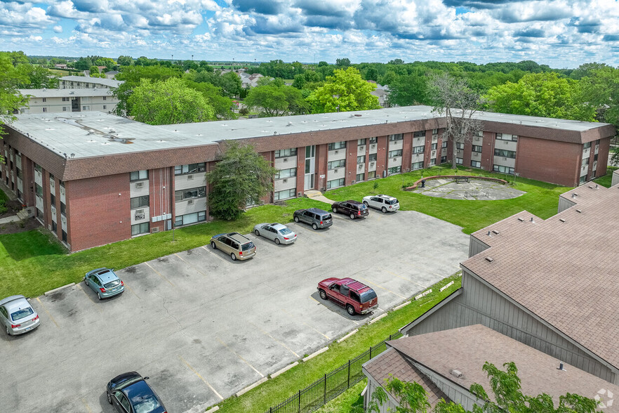 902-914 Ridge Dr, DeKalb, IL for sale - Primary Photo - Image 1 of 1