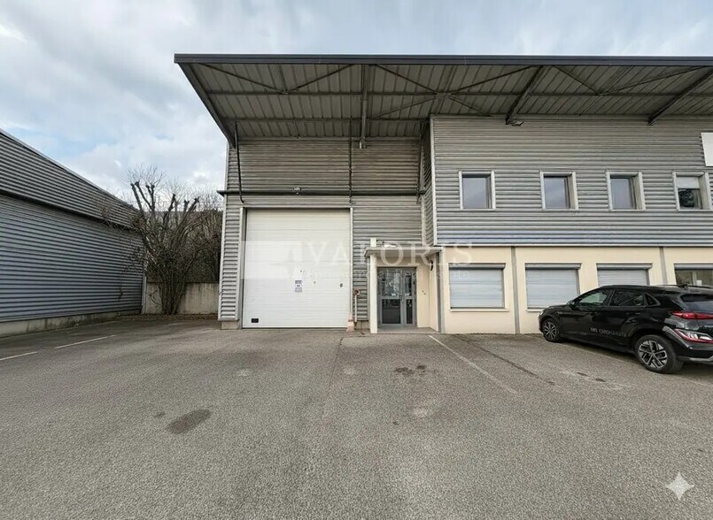 Light Industrial in Décines-Charpieu to rent - Building Photo - Image 1 of 8