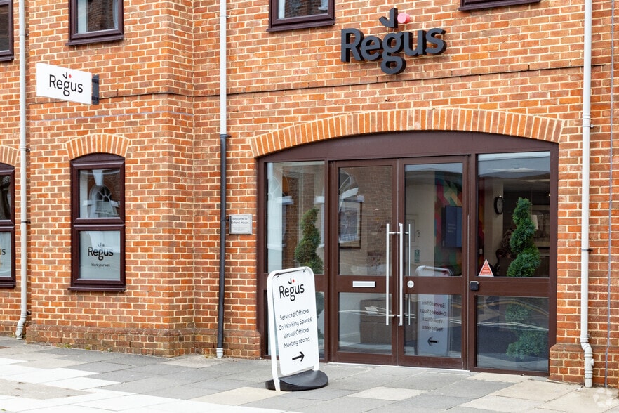 12-20 Oxford St, Newbury to rent - Building Photo - Image 3 of 3