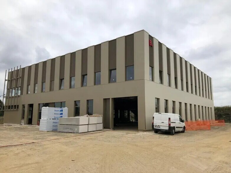 Light Industrial in Tremblay-en-France to rent - Building Photo - Image 3 of 11