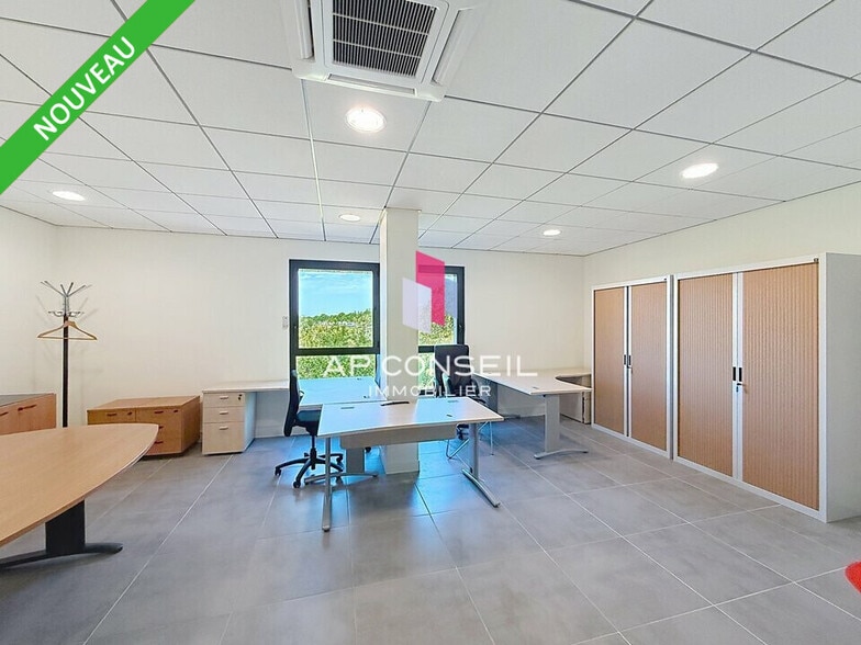 Office in Orgeval for sale - Interior Photo - Image 2 of 10