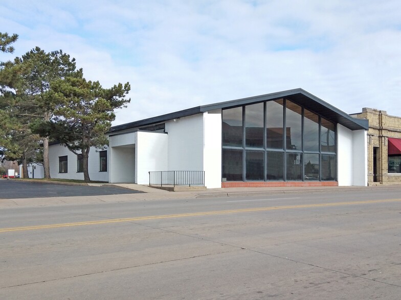 216 N Commercial St, Neenah, WI for sale - Building Photo - Image 1 of 1