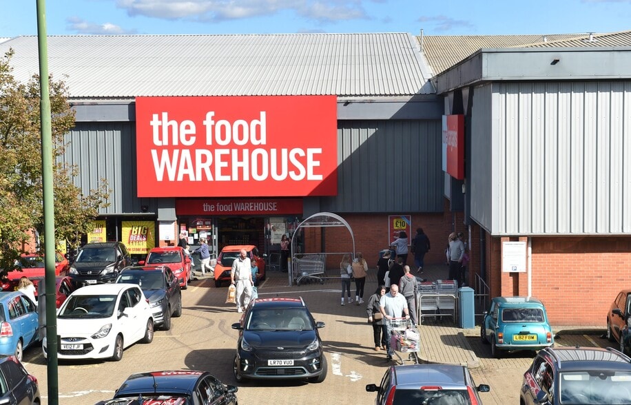 The Oaks Retail Park portfolio of 3 properties for sale on LoopNet.co.uk - Building Photo - Image 2 of 6