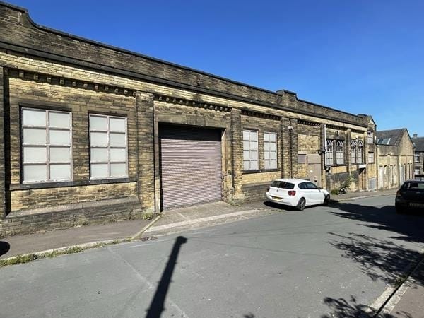 Spring Hall Grv, Halifax to rent - Building Photo - Image 2 of 2