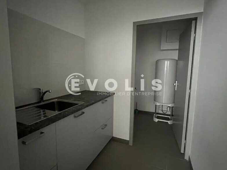 Light Industrial in Le Taillan-Médoc to rent - Interior Photo - Image 3 of 10