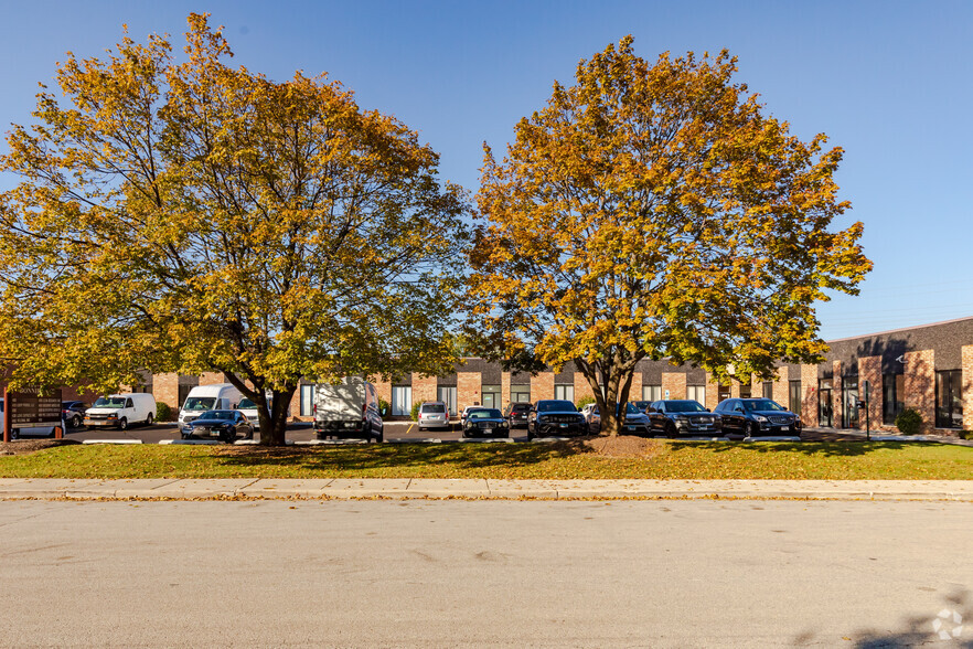 400-490 Bonnie Ln, Elk Grove Village, IL for rent - Building Photo - Image 3 of 8