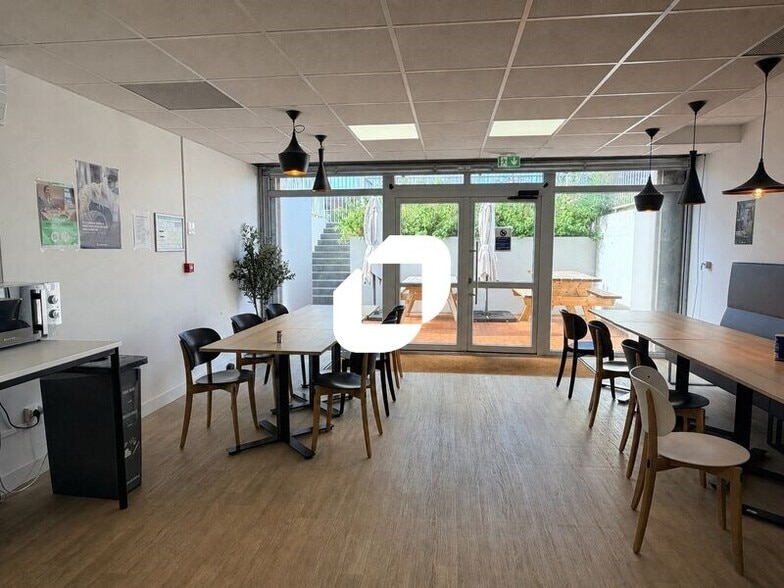 Office in Les Ulis to rent - Building Photo - Image 2 of 24