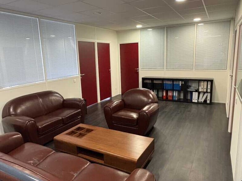 Light Industrial in Vénissieux to rent - Interior Photo - Image 3 of 7