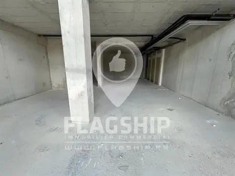 Retail in Ivry-sur-Seine to rent - Interior Photo - Image 2 of 3