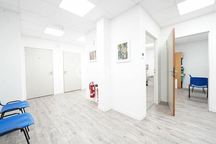 Office in Bourgoin-Jallieu to rent - Interior Photo - Image 1 of 6