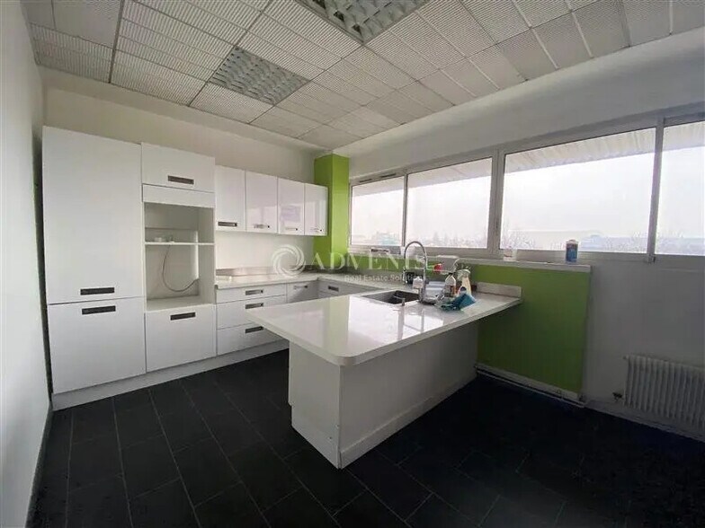 Office in Vitry-sur-Seine to rent - Building Photo - Image 3 of 8