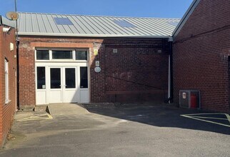 Railway Rd, Chorley to rent Building Photo- Image 1 of 1