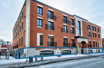 450-460 Rue Saint-Charles O, Longueuil, QC for rent Building Photo- Image 1 of 7