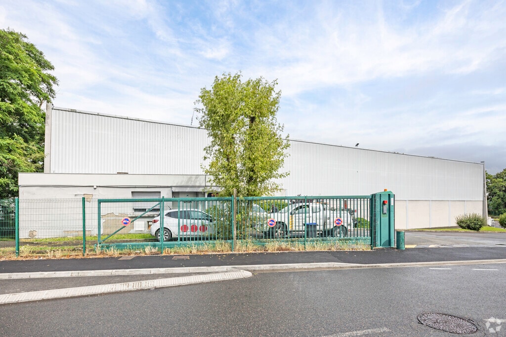 Location Entrepôt 1 393 m² - Photo 1