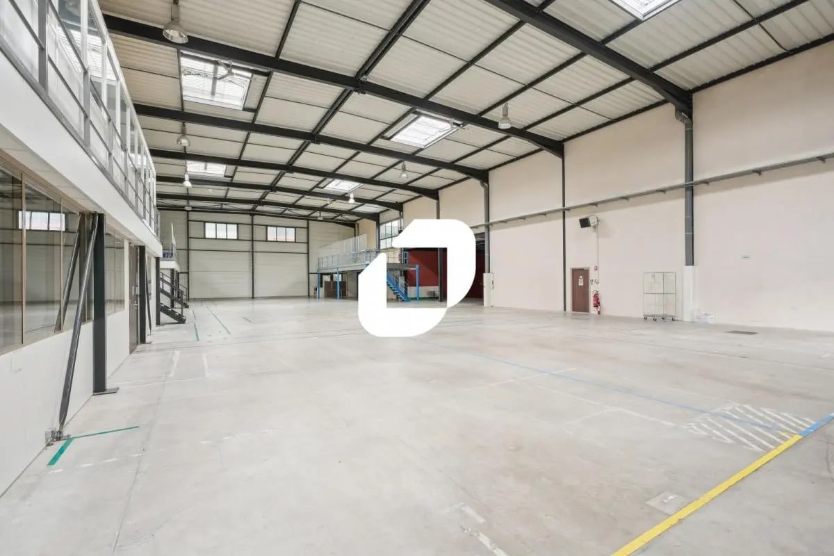 Light Industrial in Saint-Priest to rent Interior Photo- Image 1 of 13