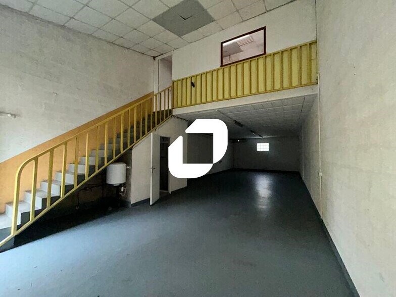 Light Industrial in Saint-Witz to rent - Interior Photo - Image 2 of 12